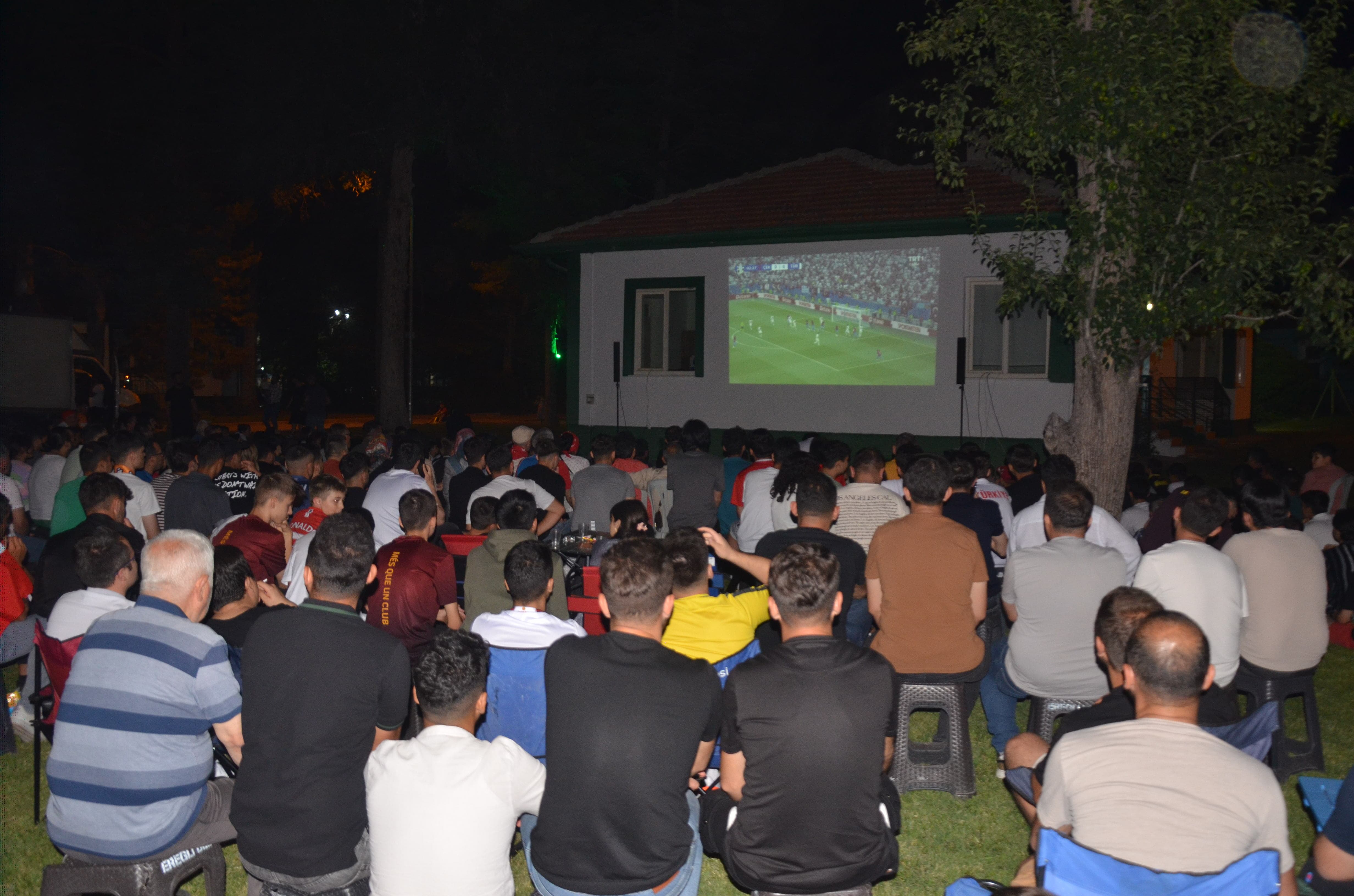 Ereğli Belediyesi Vatandaşlarına Türkiye-Çekya Maçını İzletti