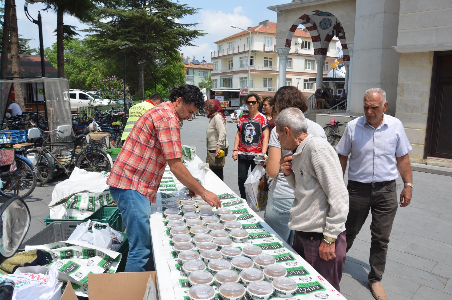 Ereğli Belediyesi, Cuma Namazı Sonrasında Vatandaşlara Aşure İkramında Bulundu