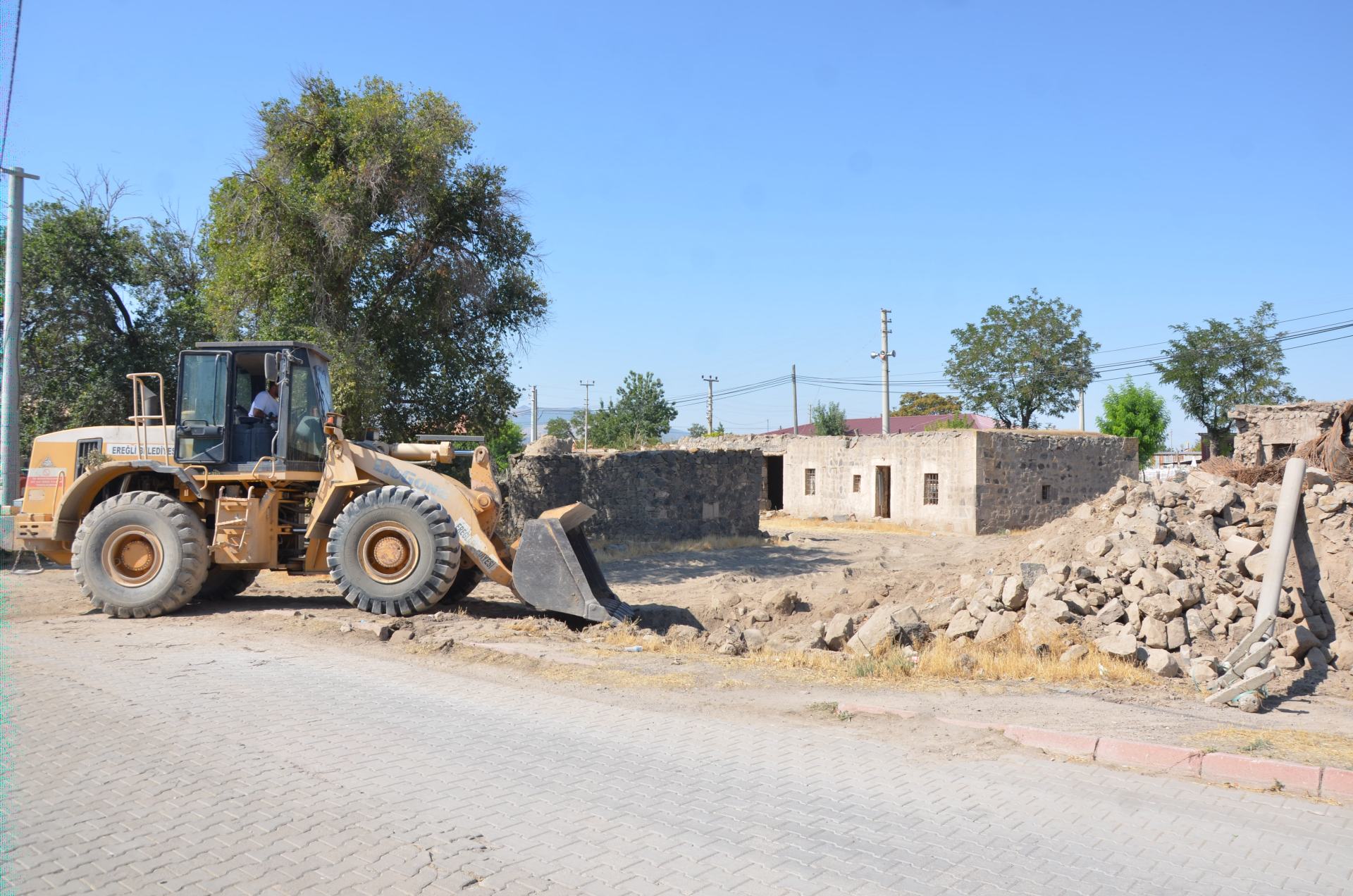 Ereğli Belediyesi Yıldırım Beyazıt ve Belkaya Mahallelerinde Metruk Binaları Yıkıyor