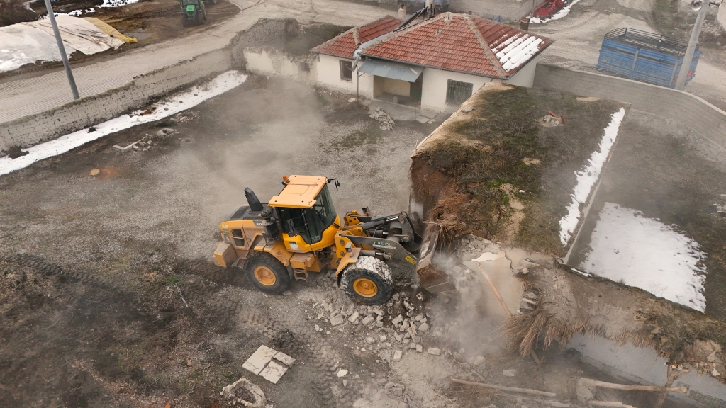 Ereğli Belediyesi Metruk Bina Yıkımlarına Devam Ediyor
