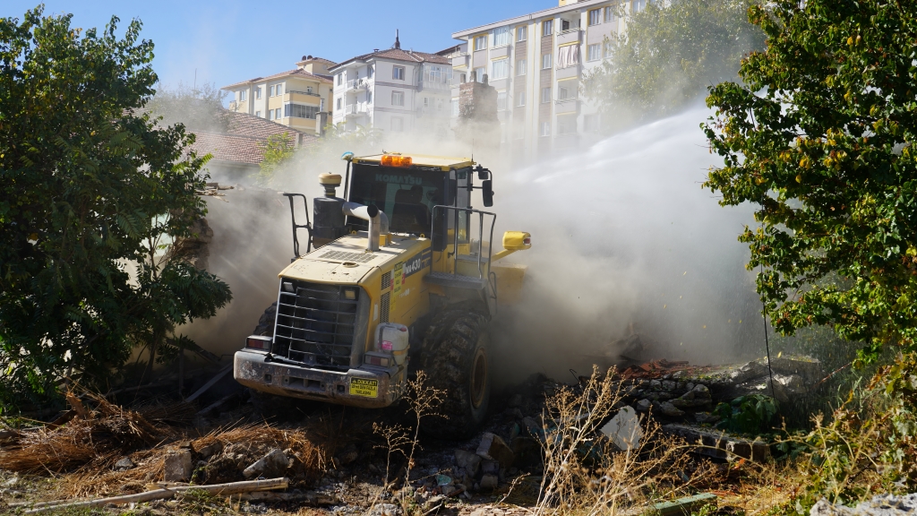 Ereğli Belediyesi Metruk Yapıların Yıkımına Aralıksız Devam Ediyor