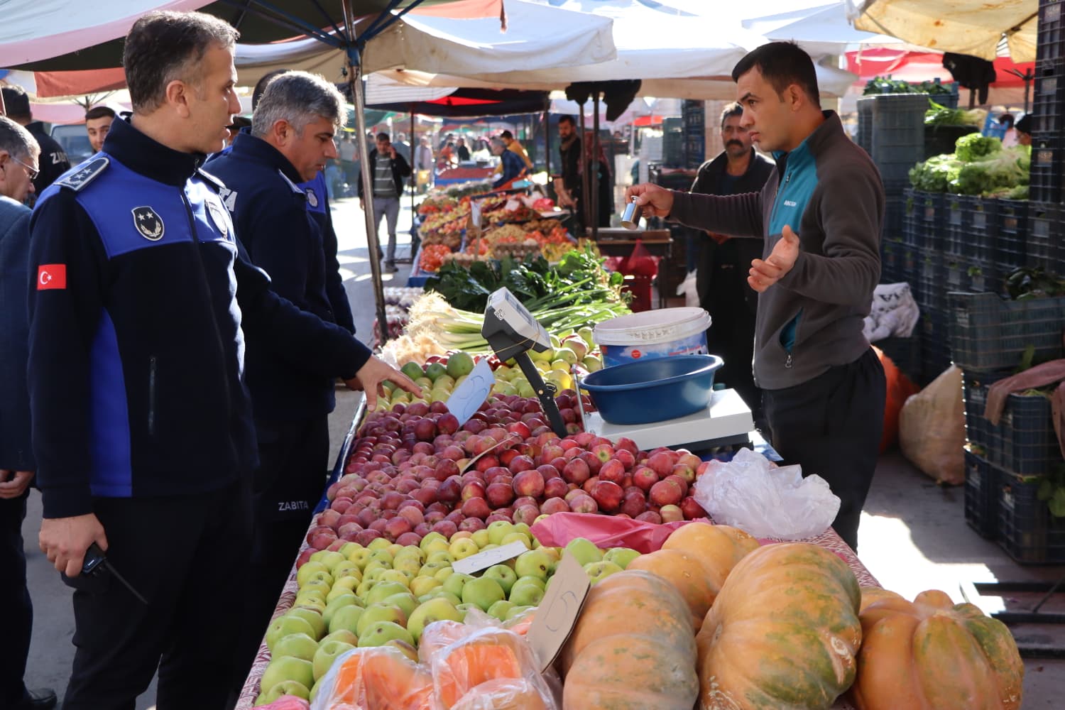 Zabıta Ekipleri, Pazar Yerlerinde Ölçü ve Tartı Denetimlerini Rutin Olarak Gerçekleştiriyor