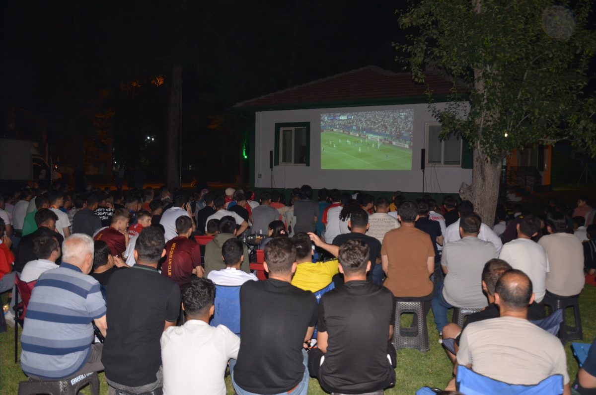 Ereğli Belediyesi Vatandaşlarına Türkiye-Çekya Maçını İzletti