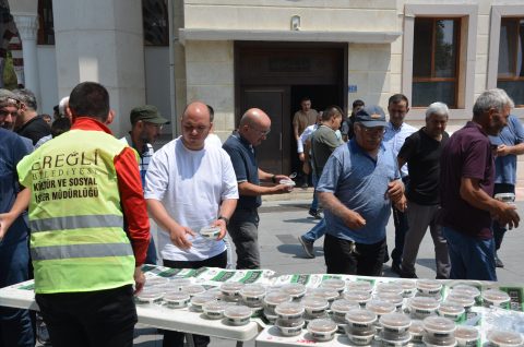 Ereğli Belediyesi, Cuma Namazı Sonrasında Vatandaşlara Aşure İkramında Bulundu