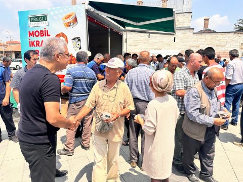 Ereğli Belediyesi, Cuma Namazı Sonrasında Vatandaşlara Aşure İkramında Bulundu