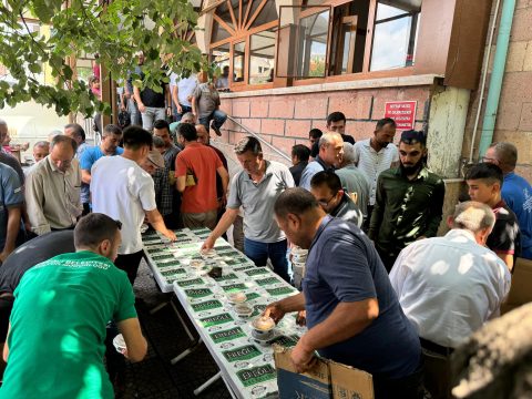 Ereğli Belediyesi, Cuma Namazı Sonrasında Vatandaşlara Aşure İkramında Bulundu