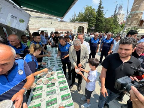 Ereğli Belediyesi, Cuma Namazı Sonrasında Vatandaşlara Aşure İkramında Bulundu