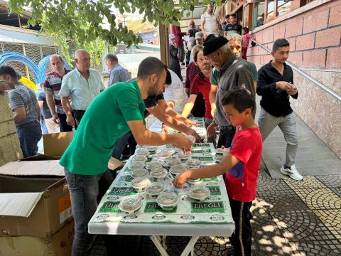 Ereğli Belediyesi, Cuma Namazı Sonrasında Vatandaşlara Aşure İkramında Bulundu