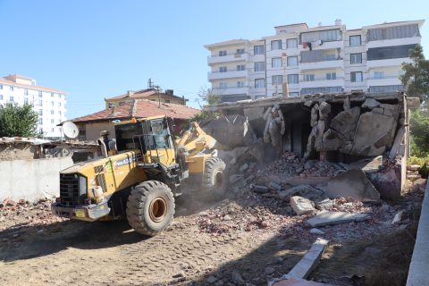 Ereğli Belediyesi’nden Metruk Bina Yıkım Çalışması