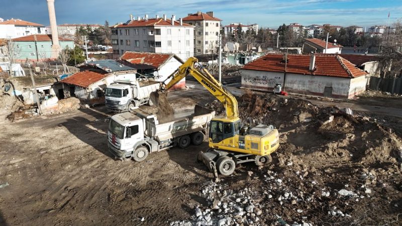 Ereğli'de Vatandaşların Güvenliği İçin Metruk Binalar Yıkılıyor
