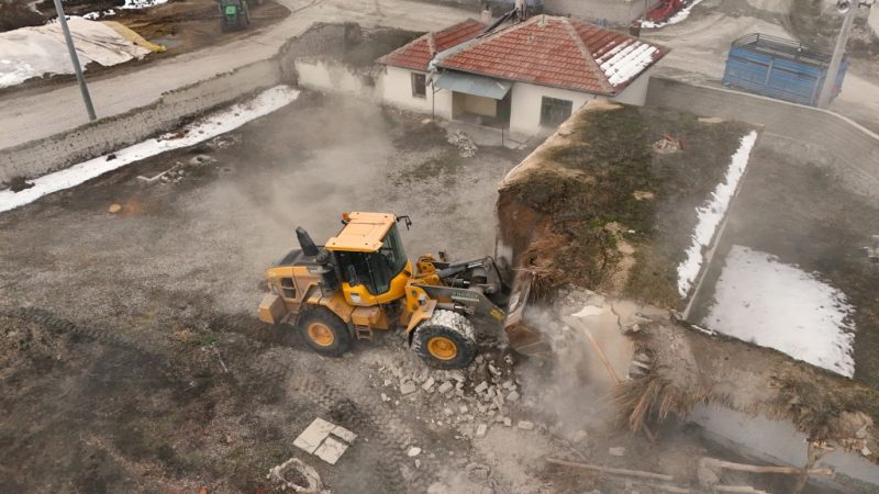 Ereğli Belediyesi Metruk Bina Yıkımlarına Devam Ediyor