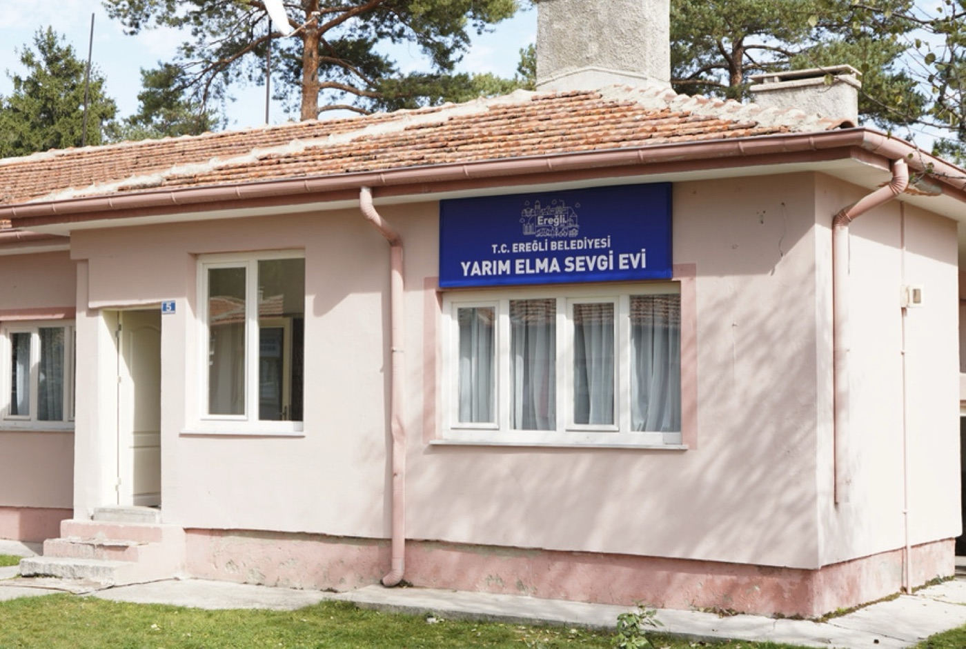 Yarım Elma Sevgi Evi